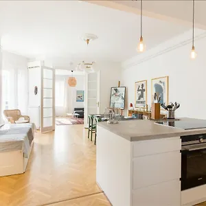 Appartamento Klauzal W/3 Bedrooms, French Balcony, Budapest